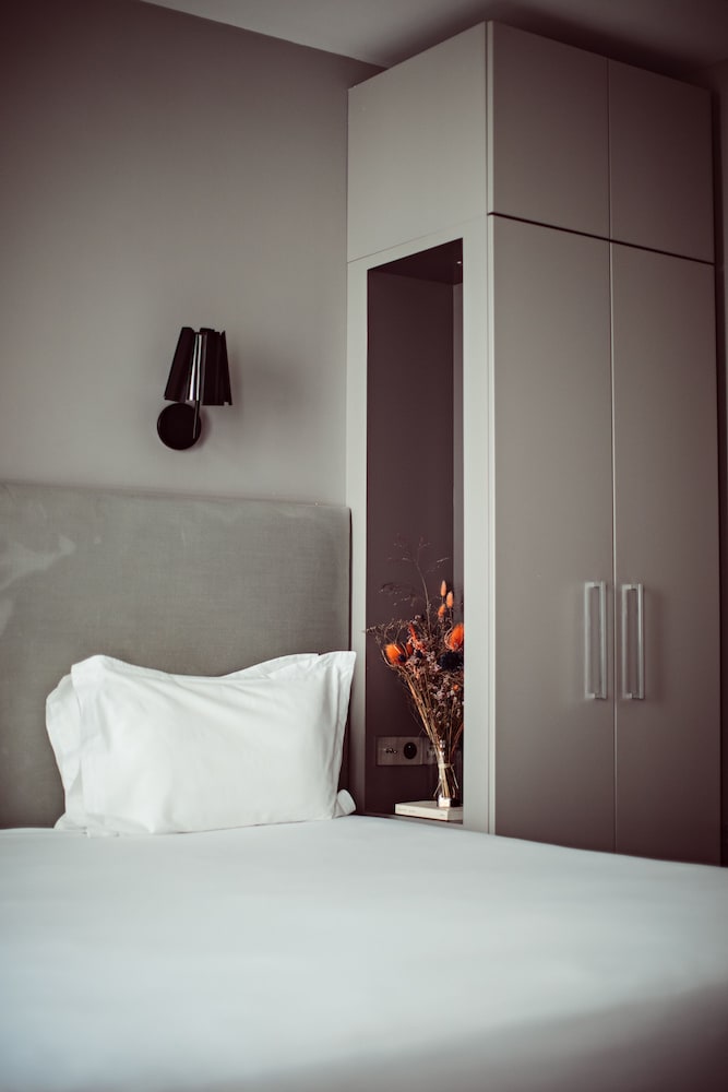 Executive Room thumbnail 6