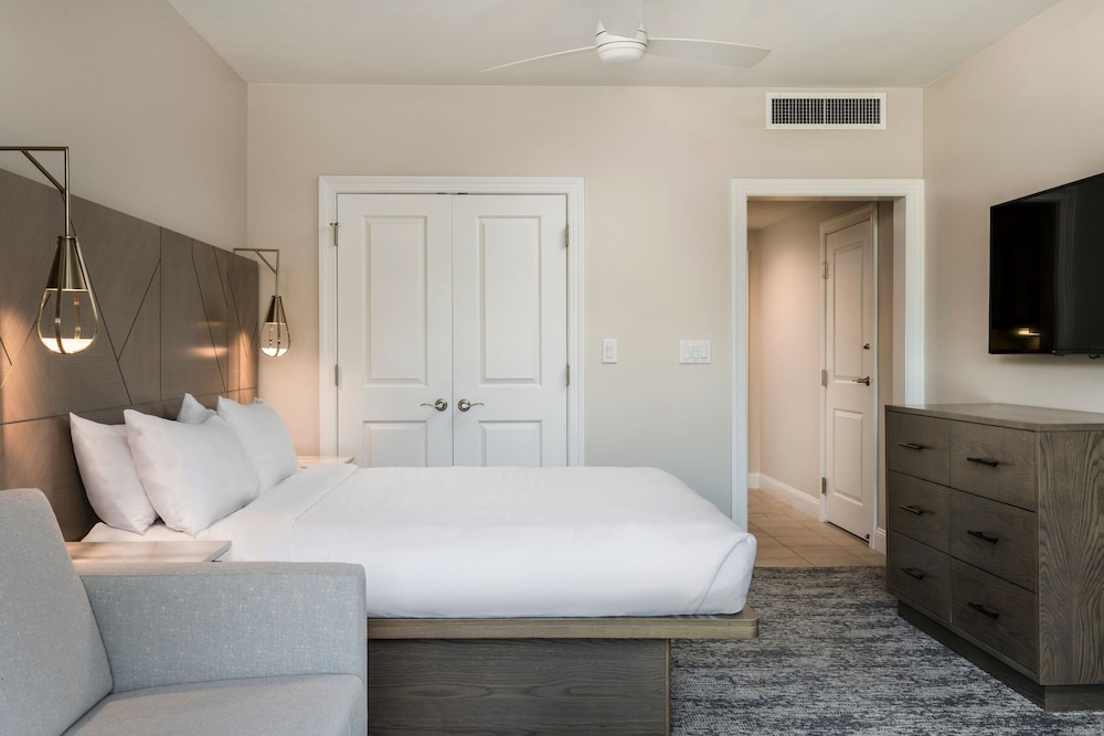 Room, 1 King Bed with Sofa bed, Balcony (Hearing Accessible)