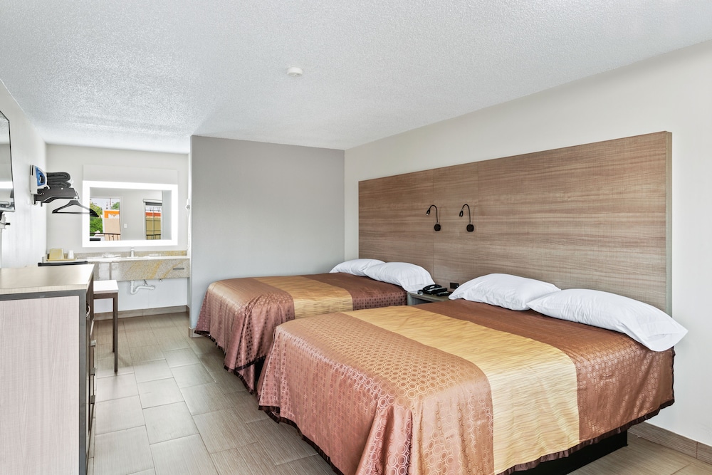 Standard Room, 2 Queen Beds, Smoking photo 1