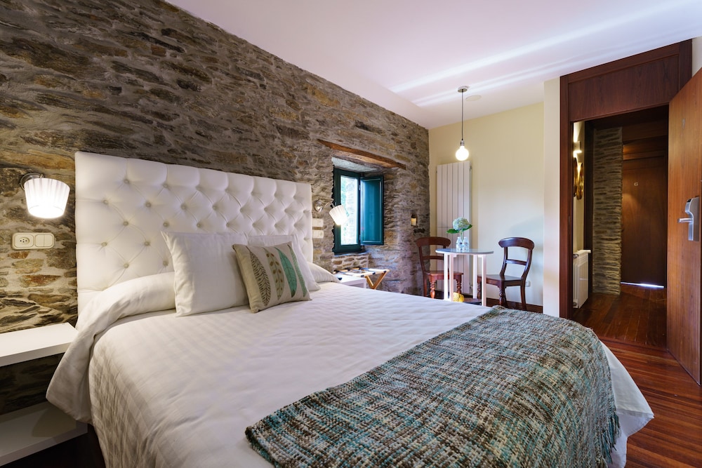 Deluxe Room, 1 Queen Bed, Non Smoking, Garden View