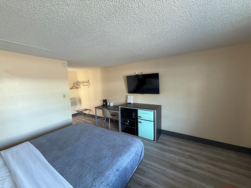 Premium Room, 1 King Bed photo 2