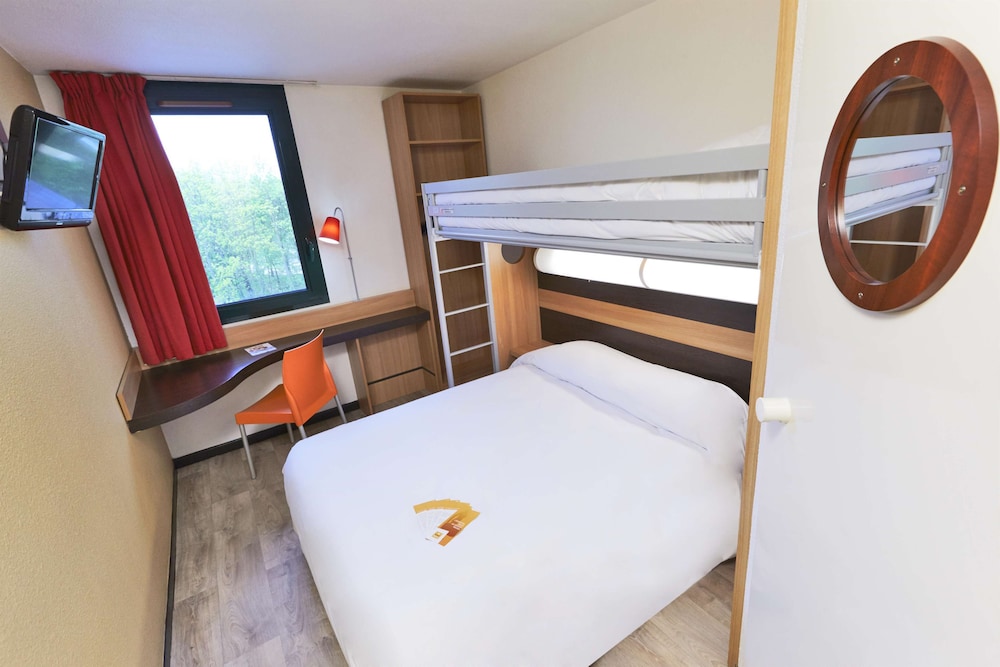 Standard Room, Multiple Beds (1 Double and 1 Single bed) - Photo 6