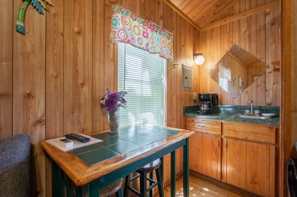 Cabin, 1 Bedroom (Lodge Sleeps 4) photo 3