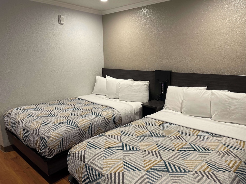 Deluxe Room, 2 Queen Beds, Non Smoking, Refrigerator