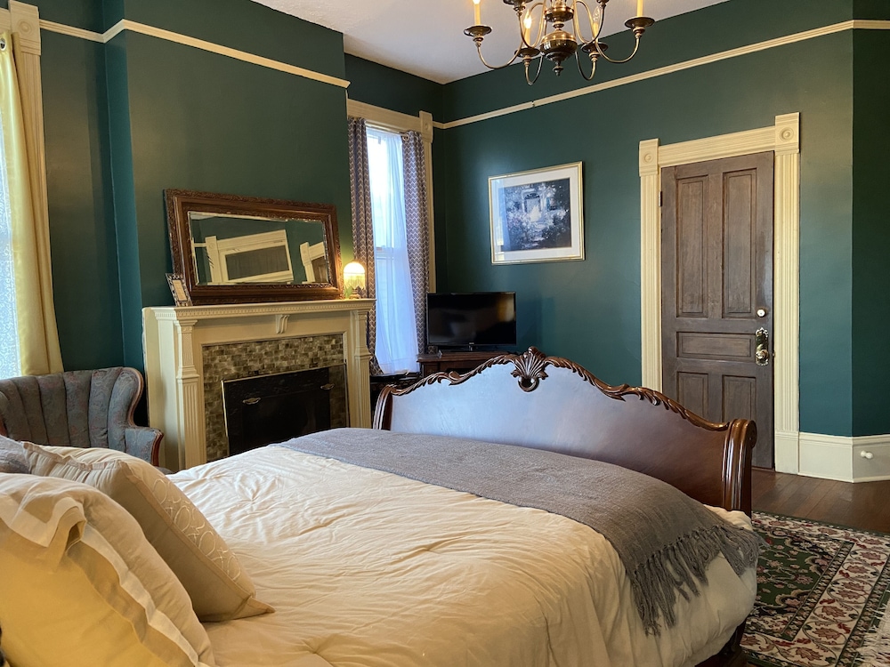 City Room photo 2