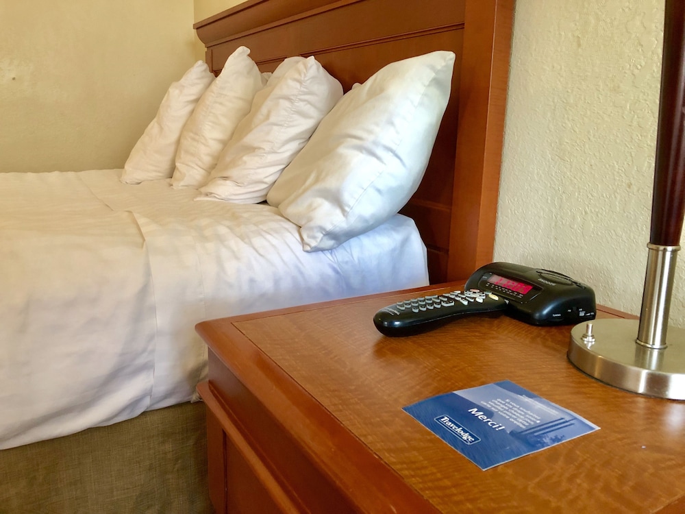 Standard Room, 1 Queen Bed - Photo 3