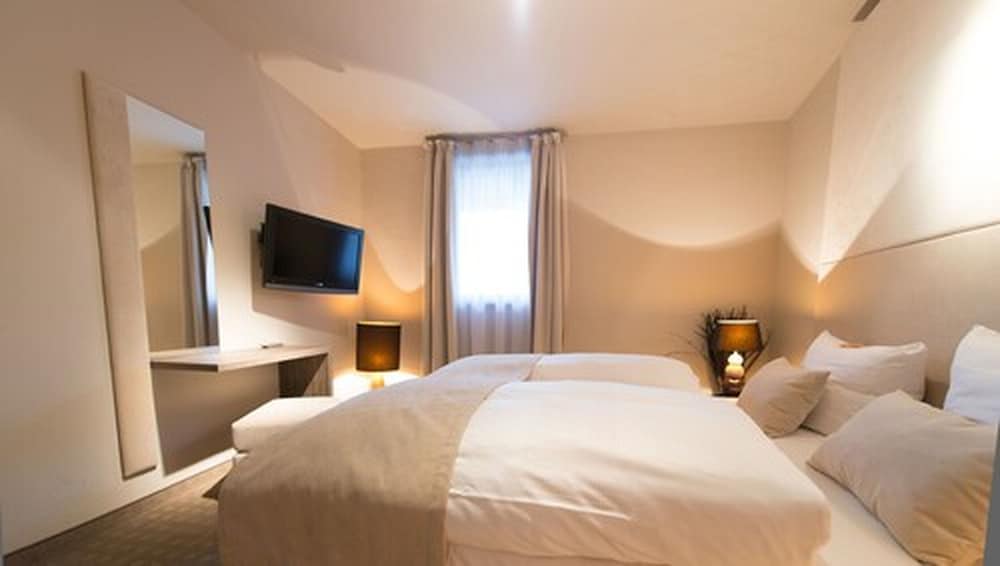 Suite, 2 Bedrooms, Balcony photo 2
