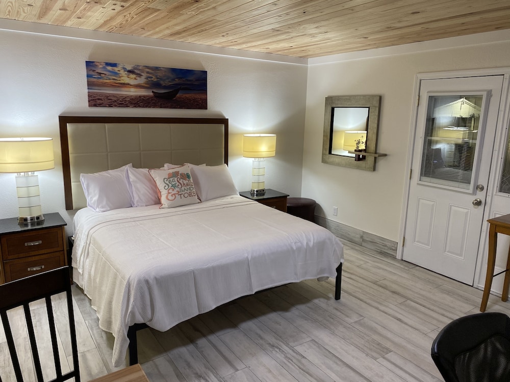 Premium Single Room, 1 King Bed, Non Smoking photo 2