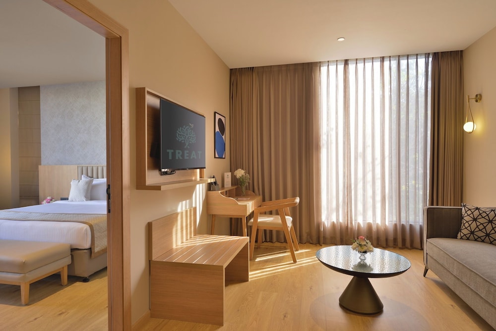 Suite, City View