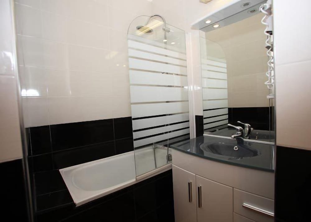 Quad Room with 1 Double Bed and 1 Single Bed Quadruple photo 2