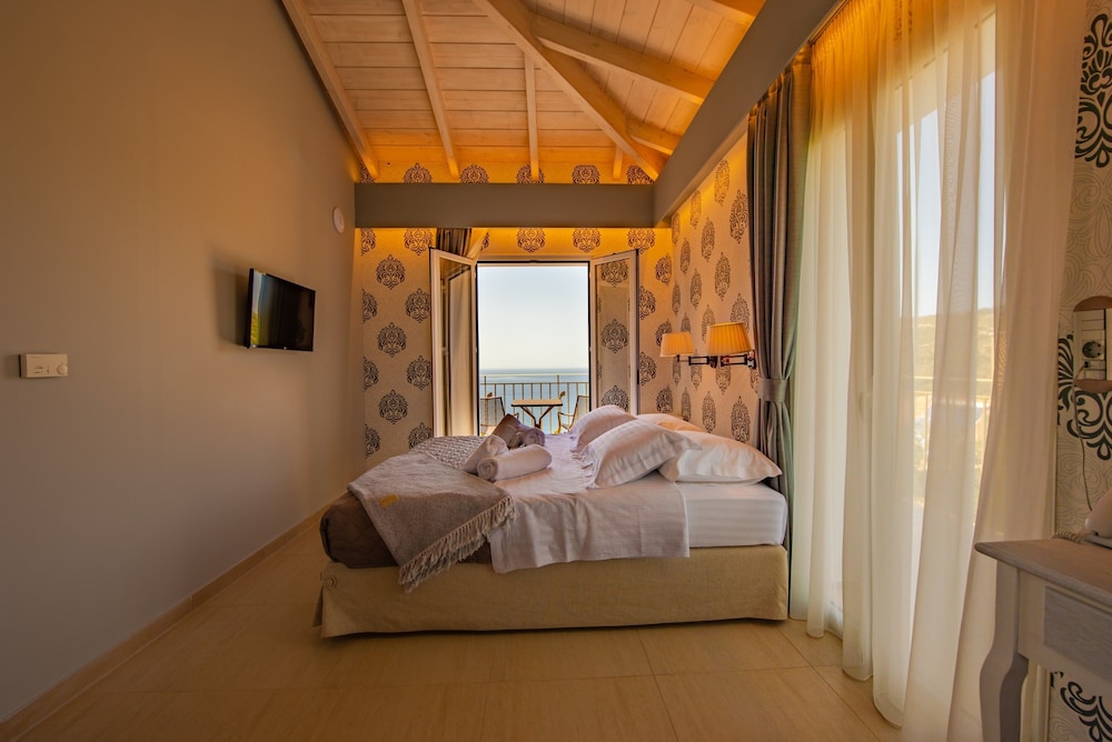 Exclusive Suite, 1 Queen Bed, Sea View, Corner photo 2