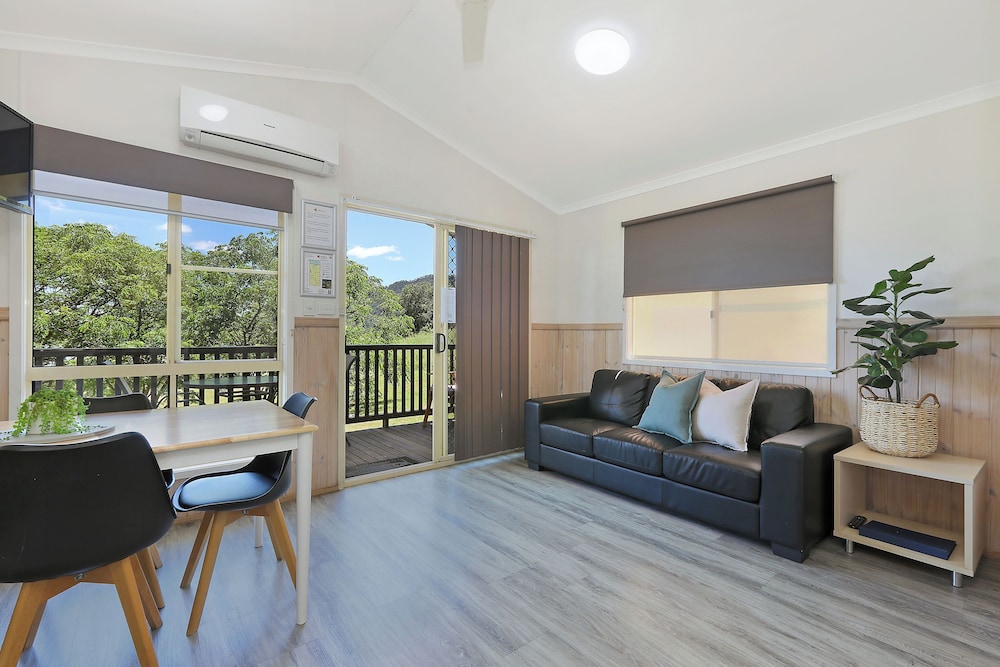 Deluxe Cabin - Sleeps 5 - Dog Friendly photo 3