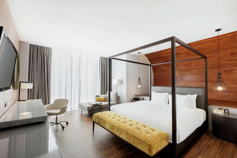 Premium Suite, 1 King Bed, Non Smoking - Photo 1