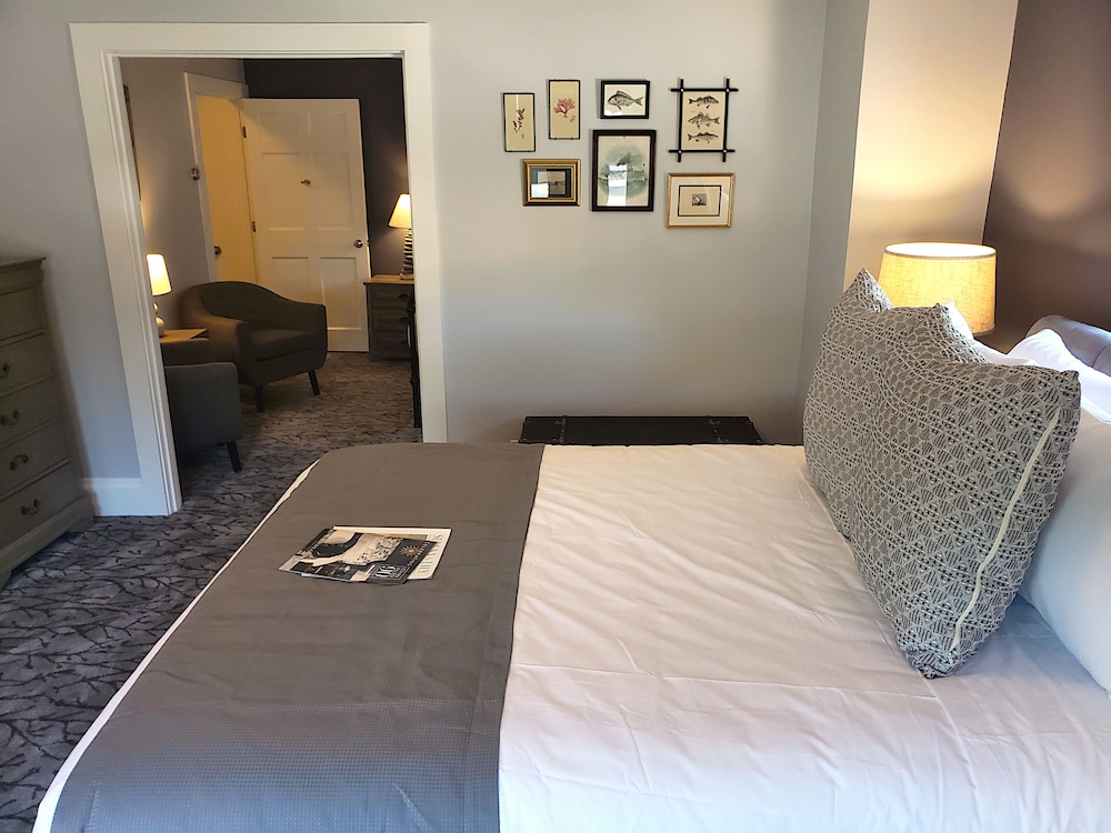 2 Queen Suite photo 3