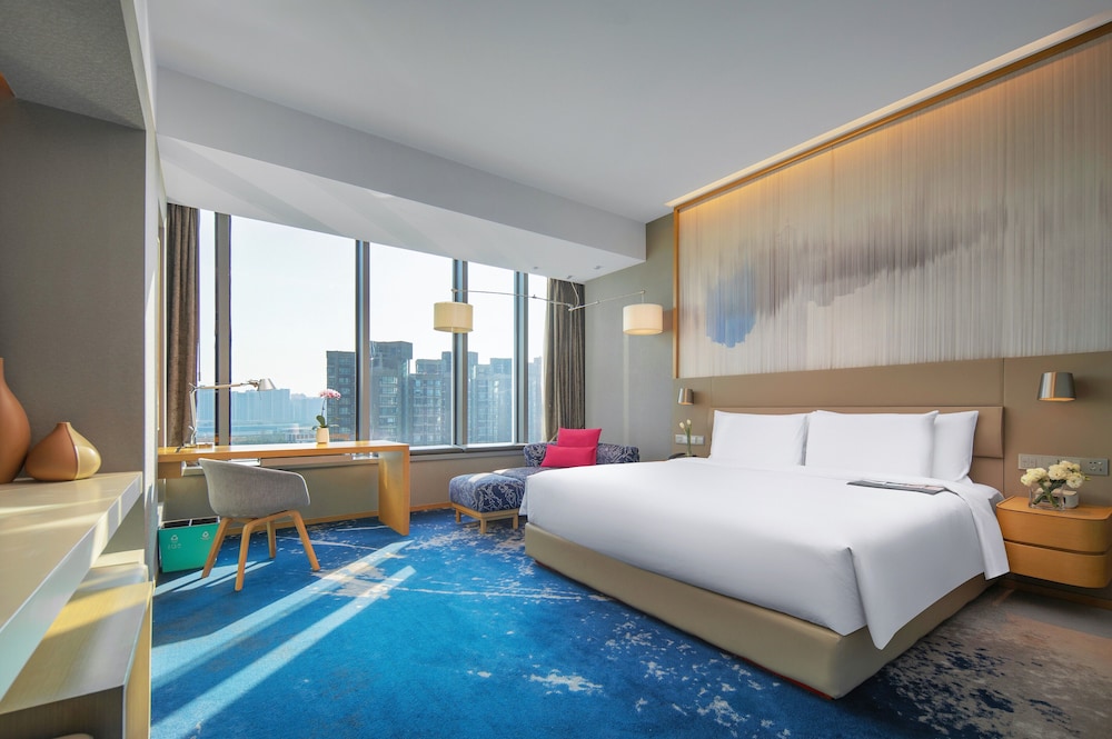 Club Room, 1 King Bed, City View photo 1
