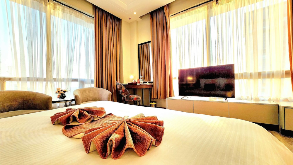 Executive Room, 1 King Bed, Non Smoking, City View (with Extra Bed) - Photo 3