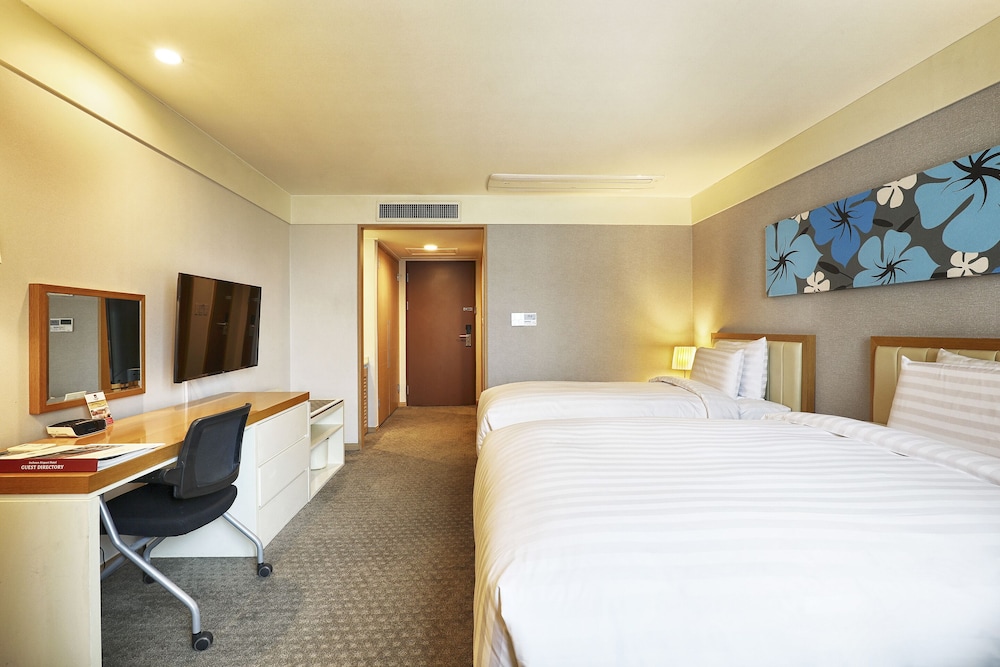 Standard Room, Multiple Beds, Non Smoking photo 3