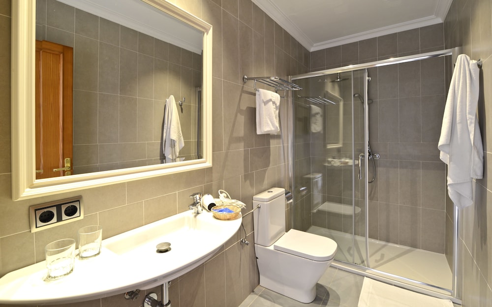 Double or Twin Room, Balcony thumbnail 5