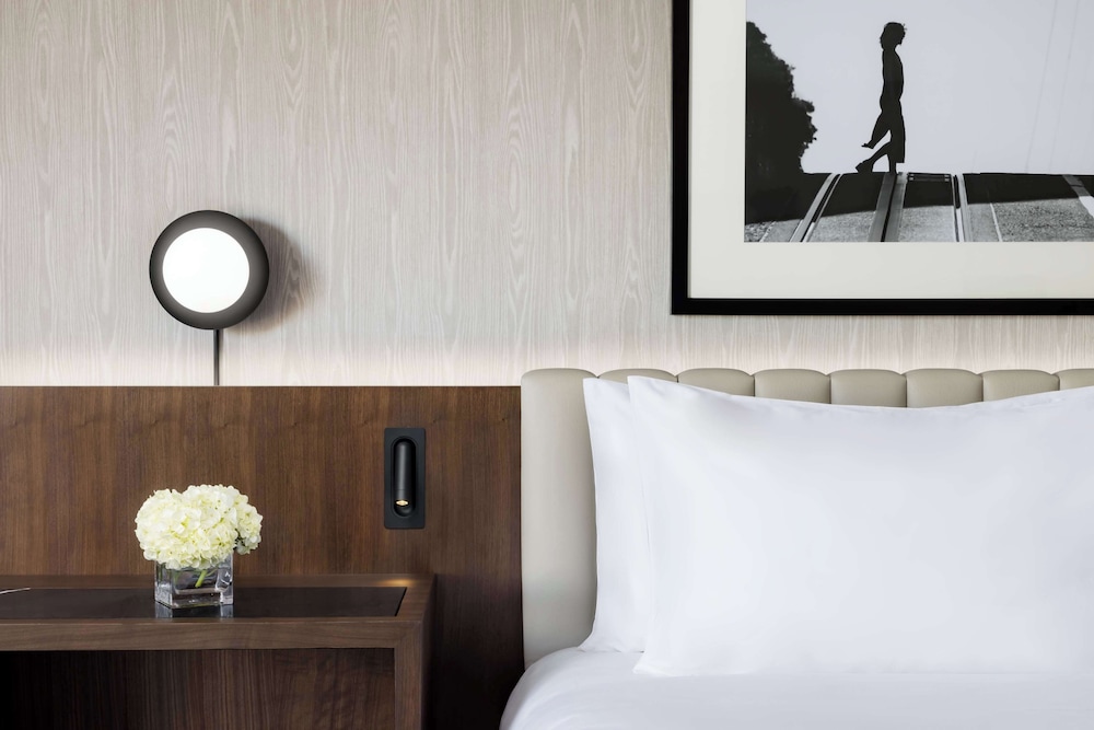 Club Room, 1 King Bed, Bathtub