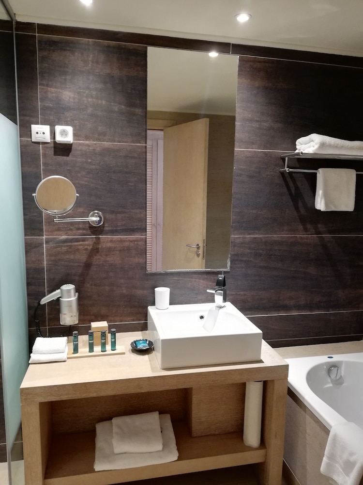 Honeymoon Suite