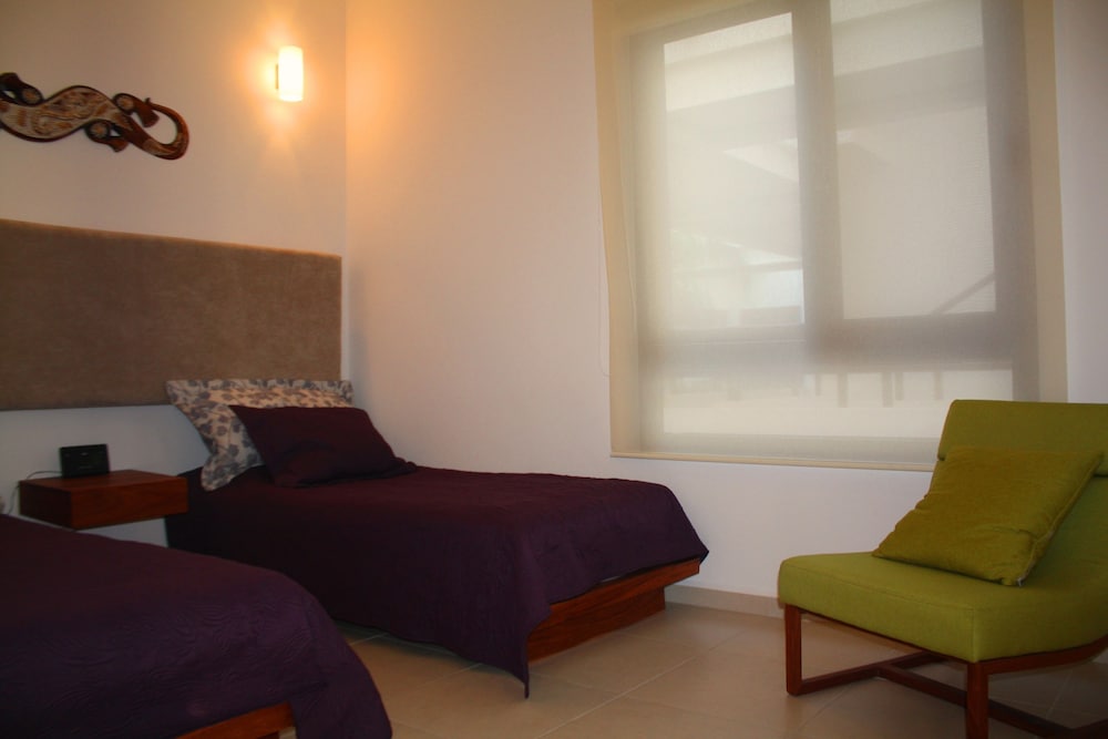 Romantic Condo, 2 Bedrooms, Kitchen, Beachside