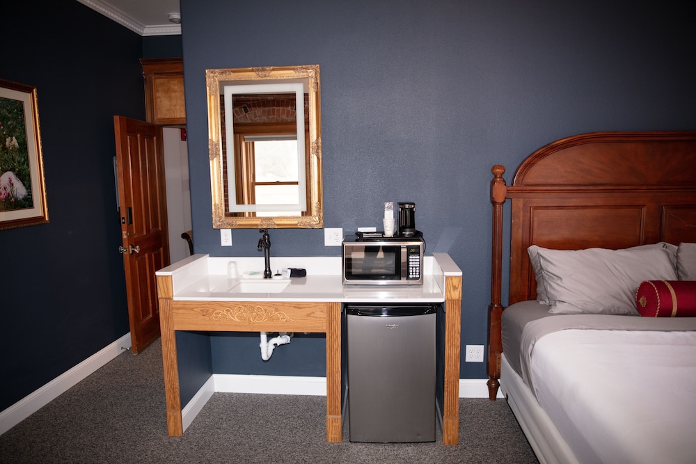 Premium Room, 1 King Bed (corner) photo 3