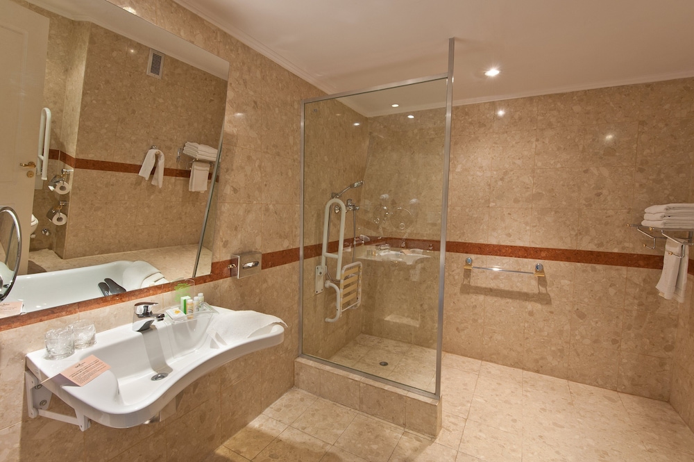 Standard Room, 1 King Bed, Accessible thumbnail 5