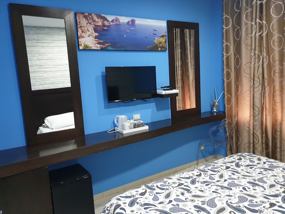 Basic Double Room, 1 King Bed, Ensuite - Photo 2