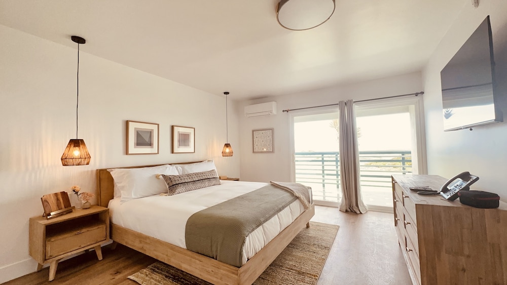 Premium Room, 1 King Bed, Non Smoking, Ocean View (Non-Pet friendly) photo 1