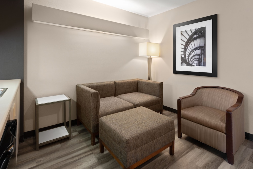 Suite, 1 Queen Bed, Accessible, Non Smoking - Photo 3