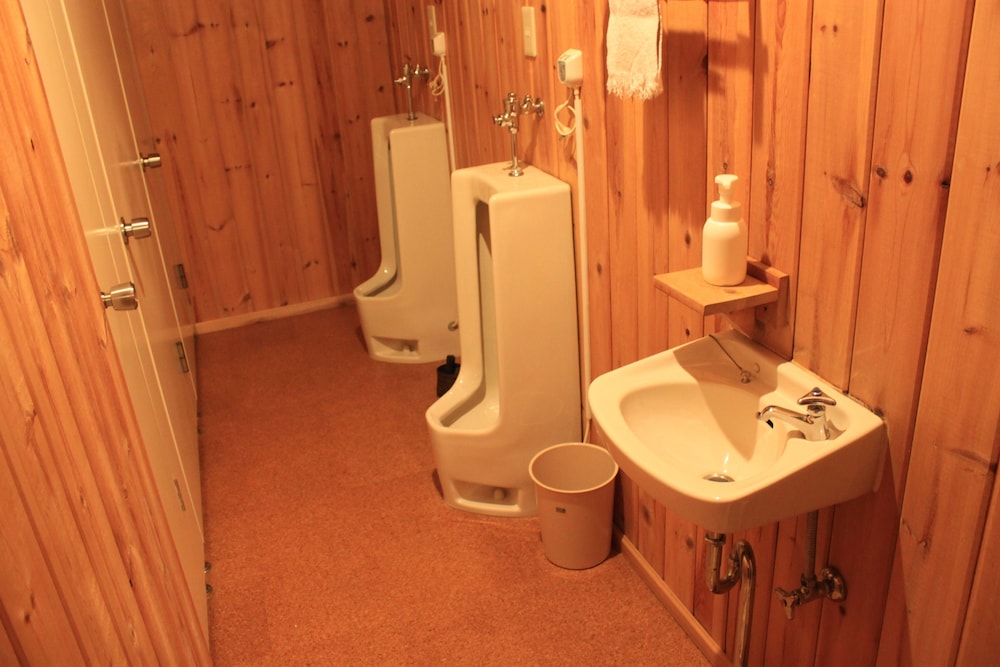 Standard Triple Room, 3 Twin Beds, Non Smoking, Shared Bathroom photo 3