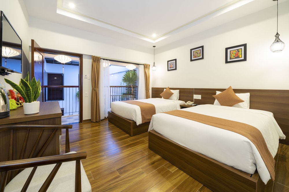 Deluxe Balcony With Courtyard View - Photo 2