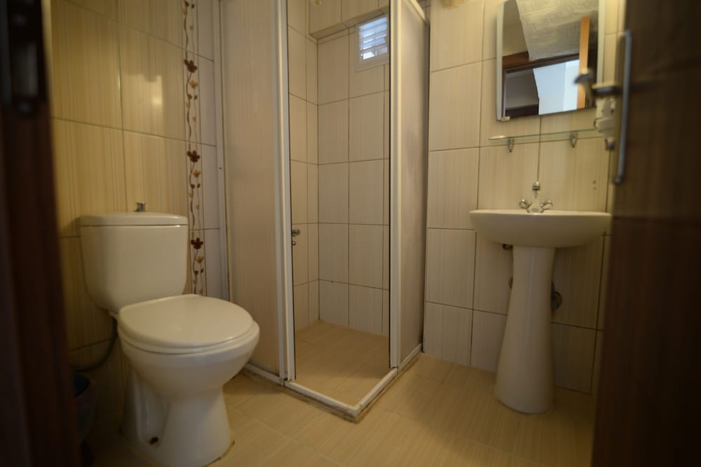 Economy Triple Room photo 3