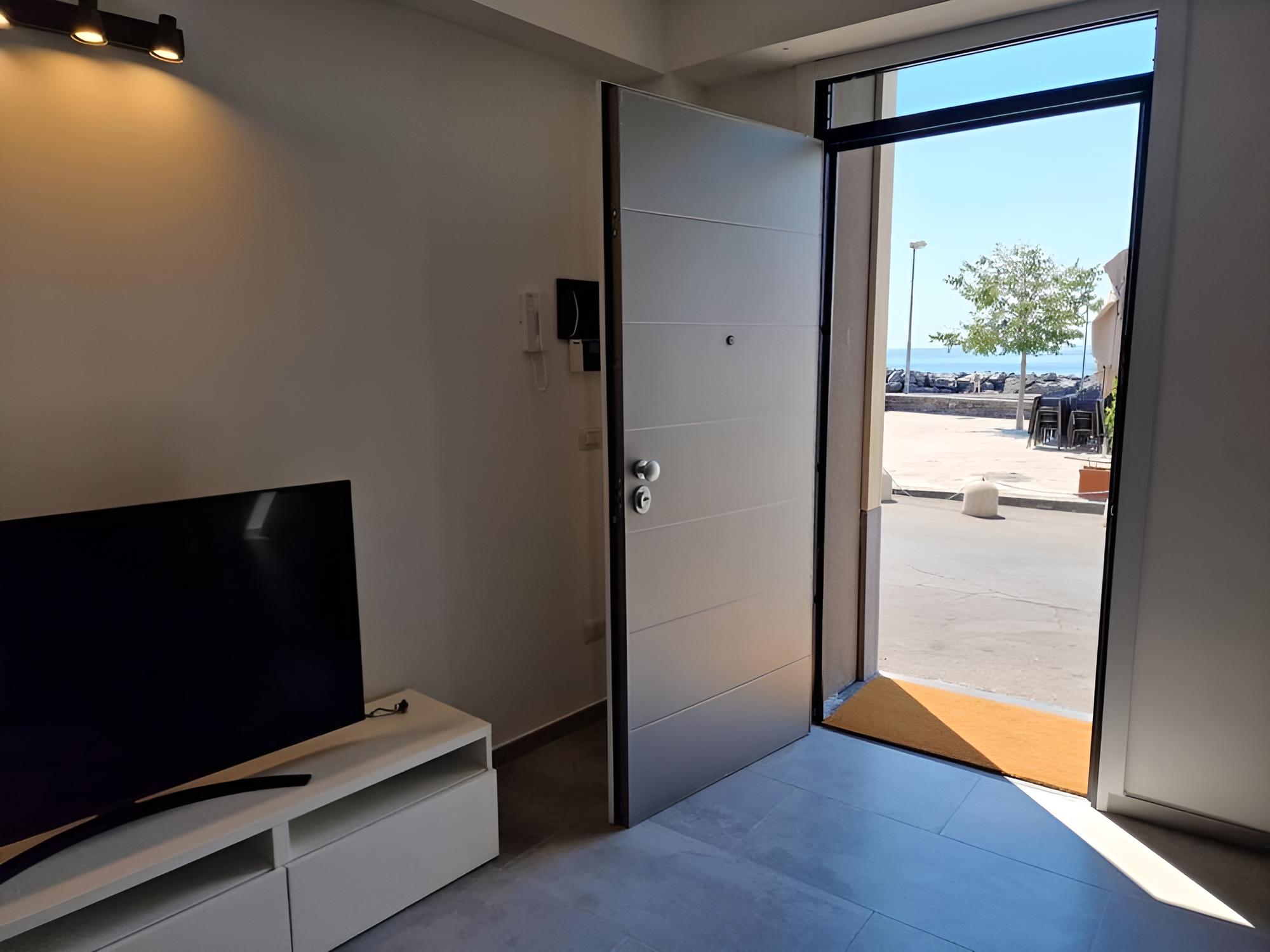 Apartment, Smoking