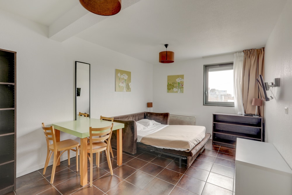 APARTMENT (SINGLE BEDS AND SOFA BED) photo 2