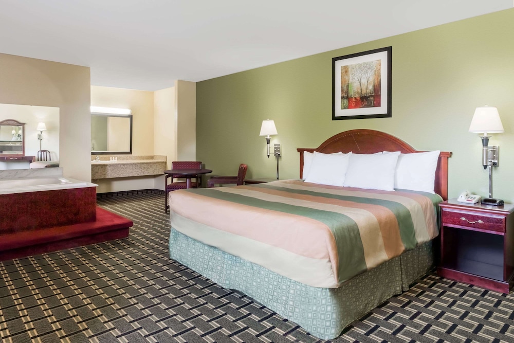 Studio Suite, 1 King Bed, Smoking - Photo 1