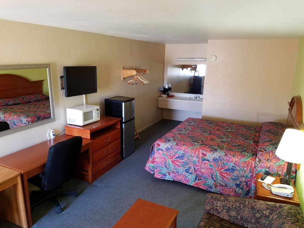 Deluxe Room, 1 King Bed, Smoking photo 1
