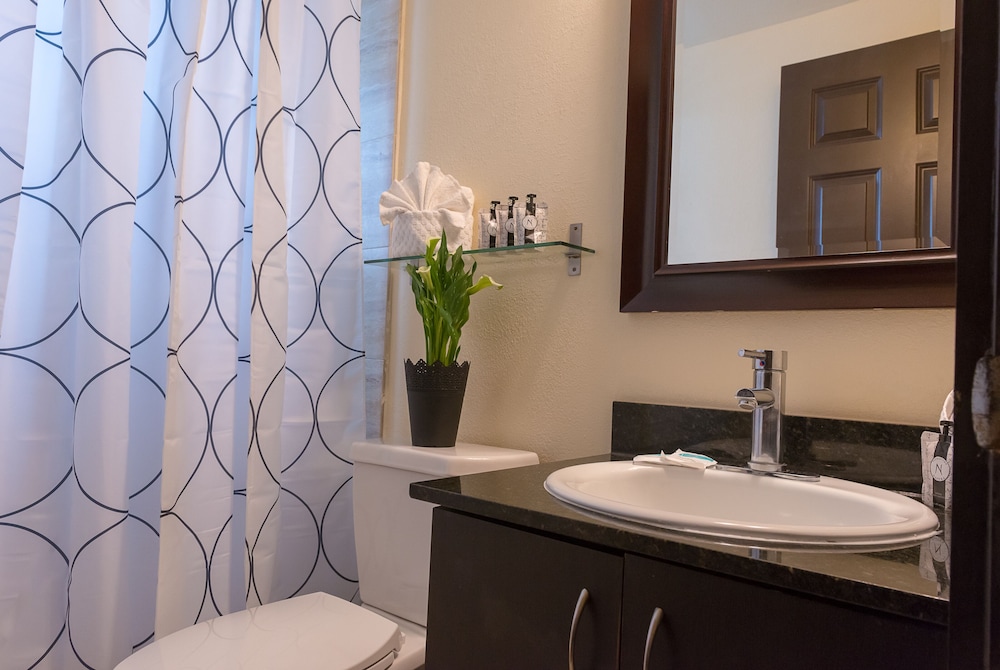 Two Bedroom Queen Suite - Photo 8