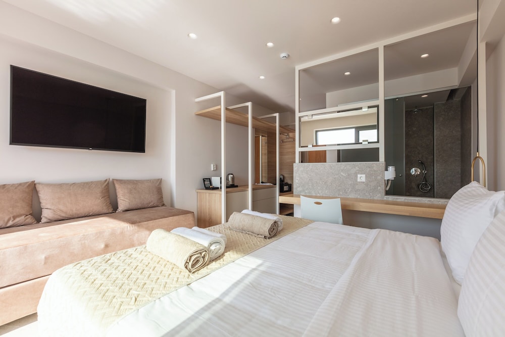 Superior Room with Private Pool - Photo 13