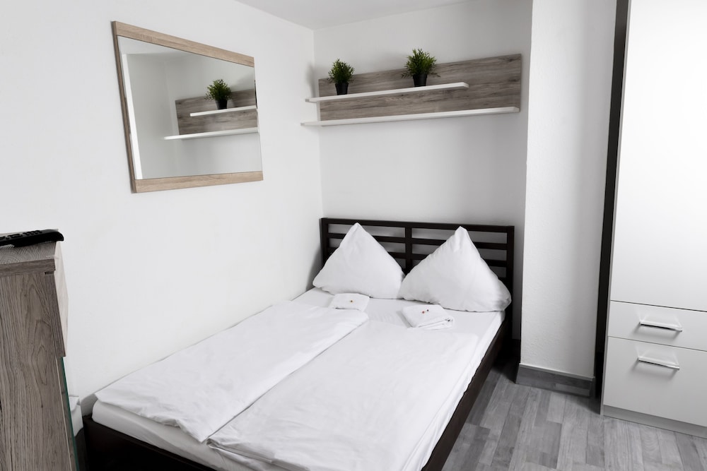 Economy Double or Twin Room, Shared Bathroom