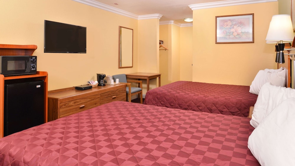 Standard Room, 2 Queen Beds, Non Smoking - Photo 5