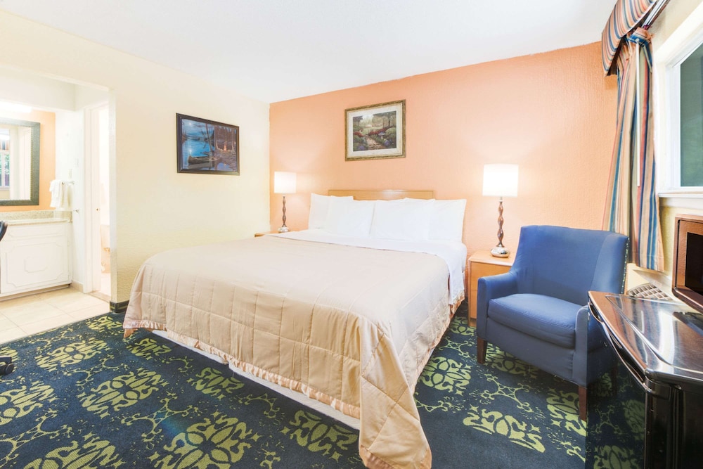 Standard Room, 1 King Bed, Smoking - Photo 2