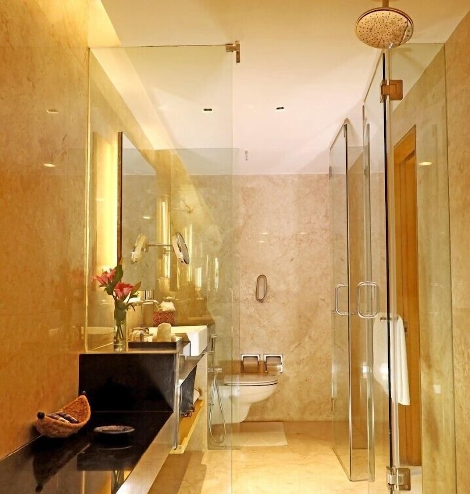 Suite, 1 King Bed, Pool View (Vivanta) photo 2