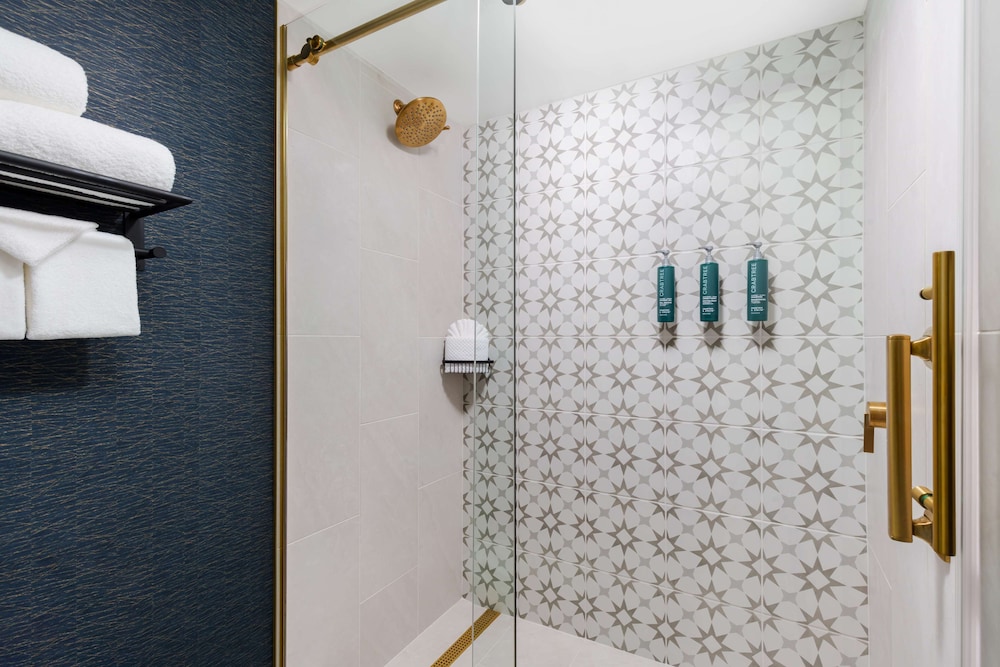 Room, 2 Queen Beds, Accessible, Bathtub - Photo 8