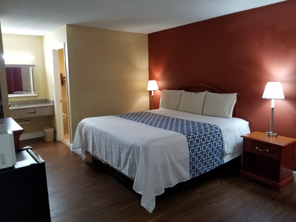 Standard Room, 1 King Bed, Non Smoking photo 1