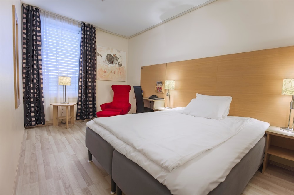 Business Room, 1 Queen Bed, Non Smoking - Photo 1