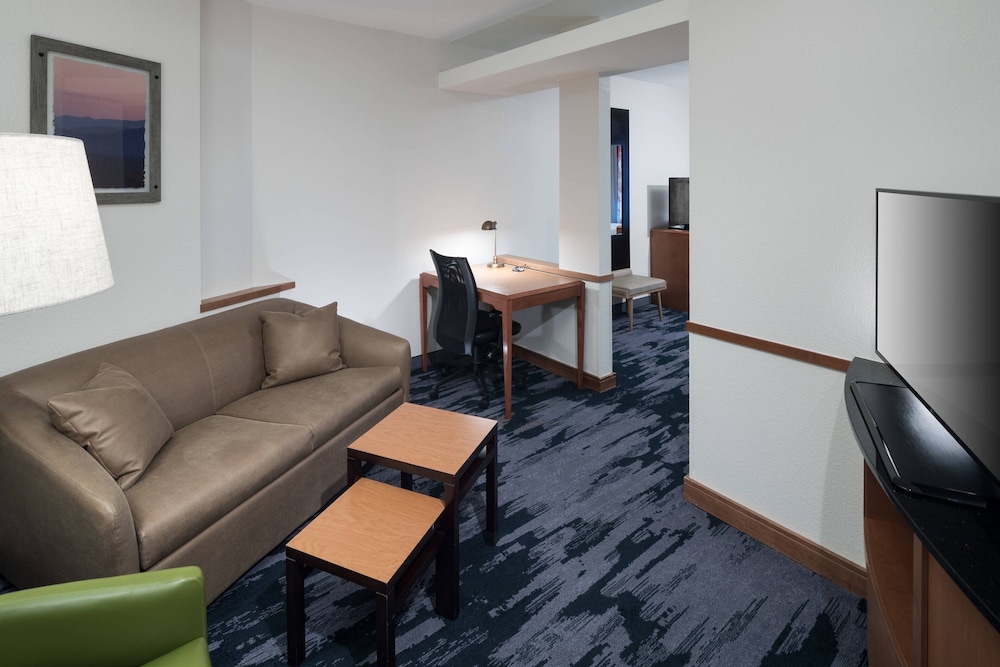 King Room with Roll-in Shower - Mobility Accessible
