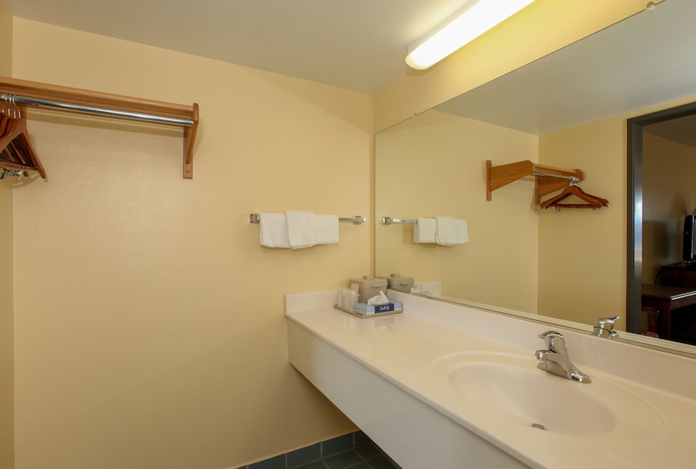 Standard Room, 2 Queen Beds - Photo 2