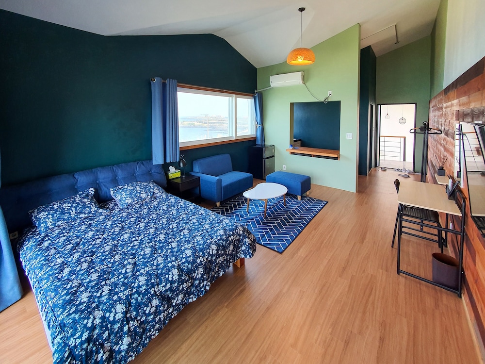 Room (203) photo 1