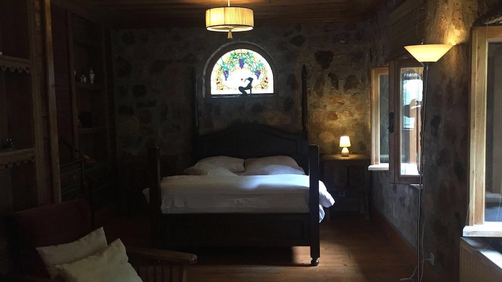 Honeymoon Suite